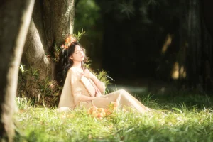 Elegant Portrait Photography Collection: YiTuYu Art Language Vol.9338 featuring Model Xiao Zi – Artistic Light and Shadow Study for Visual Inspiration-11