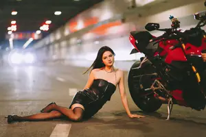 YiTuYu Vol.8799: Yi Ming's Edgy Charm with a Sports Motorcycle-0