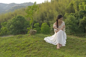 Elegant Portrait Photography: Art Language Vol.9327 Featuring Ya – Minimalist Aesthetic and Serene Lifestyle Inspiration for Modern Creatives-4