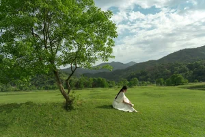 Elegant Portrait Photography: Art Language Vol.9327 Featuring Ya – Minimalist Aesthetic and Serene Lifestyle Inspiration for Modern Creatives-15