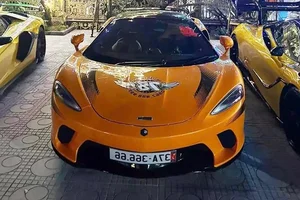 Stunning Orange McLaren GT Supercar: A Masterpiece of Luxury Performance and Bold Design for the Ultimate Grand Touring Experience-7