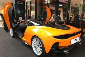 Stunning Orange McLaren GT Supercar: A Masterpiece of Luxury Performance and Bold Design for the Ultimate Grand Touring Experience-6