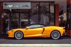 Stunning Orange McLaren GT Supercar: A Masterpiece of Luxury Performance and Bold Design for the Ultimate Grand Touring Experience-10