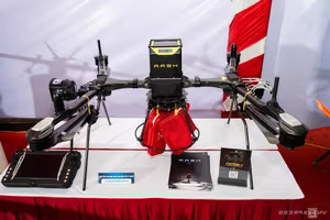 Experts and Guests Admire Made-in-Vietnam UAV at Technology Exhibition-7