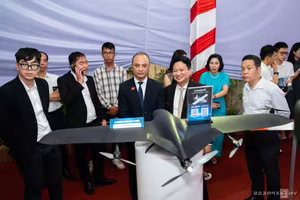 Experts and Guests Admire Made-in-Vietnam UAV at Technology Exhibition-0