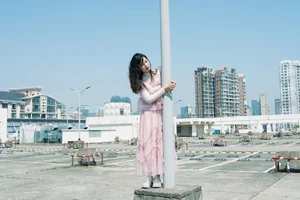 Dreamy Rooftop Aesthetic Photography: YiTuYu Art Language Vol.9298 Featuring Fen Se Shao Nu’s Urban Poetic Visual Series-12
