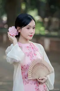 Vietnamese Ao Dai Charm: Traditional Beauty Embraced by Youthful Grace 1000024725-2