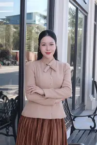 Discovering Elegant Beauty with a Radiant Smile: A Captivating Fashion Style that Turns Heads.-5