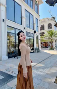 Discovering Elegant Beauty with a Radiant Smile: A Captivating Fashion Style that Turns Heads.-6