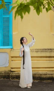 Elegant White Modern Ao Dai: A Timeless Vietnamese Tradition for Minimalist Street Style and Cultural Travel Inspiration-2