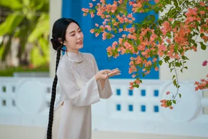 Elegant White Modern Ao Dai: A Timeless Vietnamese Tradition for Minimalist Street Style and Cultural Travel Inspiration-5