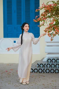 Elegant White Modern Ao Dai: A Timeless Vietnamese Tradition for Minimalist Street Style and Cultural Travel Inspiration-4