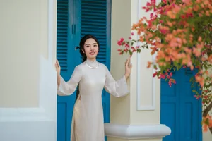 Elegant White Modern Ao Dai: A Timeless Vietnamese Tradition for Minimalist Street Style and Cultural Travel Inspiration-1