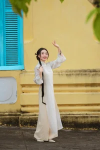 Elegant White Modern Ao Dai: A Timeless Vietnamese Tradition for Minimalist Street Style and Cultural Travel Inspiration-8