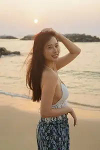 YiTuYu Vol.8725 Chenaling_CL: Captivating Asian Muse in a Dreamy Sunset Glow-1