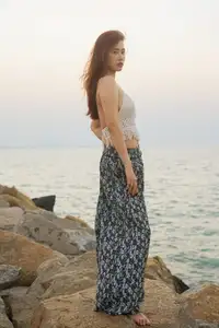 YiTuYu Vol.8725 Chenaling_CL: Captivating Asian Muse in a Dreamy Sunset Glow-4