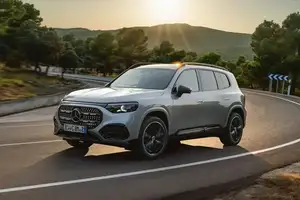 Discover the 2026 Mercedes-Benz GLB: A 7-Seater Electric SUV Conquering Snowy Peaks with an Impressive 630km Range.-7