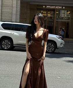 MC Mai Dora Radiates Natural Beauty in Elegant Street Style Look-5