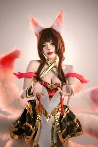 MC Mai Dora Radiates Natural Beauty in Elegant Street Style Look-7