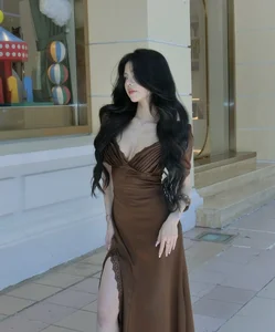 MC Mai Dora Radiates Natural Beauty in Elegant Street Style Look-2