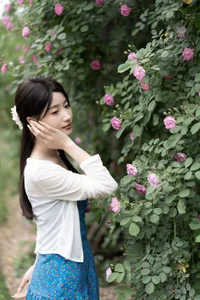 Elegant Portrait Photography: Zhi Zhi Wen in YiTuYu Art Language Vol.9158 – Romantic Aesthetic with Wild Roses and Vintage Charm-4