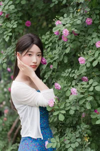 Elegant Portrait Photography: Zhi Zhi Wen in YiTuYu Art Language Vol.9158 – Romantic Aesthetic with Wild Roses and Vintage Charm-1