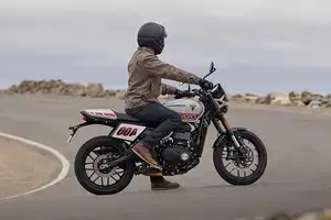 Triumph Tracker 400 2026 Flat-Track Icon Unveiled Experience Adventure at 202 Million VND with a Breathtaking Sunset-6