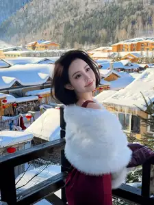 Chu Mac Thuy Quynh flaunts alluring bare back, defying cold amidst pristine snow-4