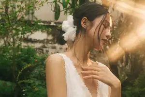 Trinh My Duyen: Fresh, Pure Beauty Like a Muse Under Golden Sunlight-2