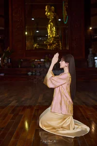 Elegant Silk Blouse Style Inspiration: Minimalist Feminine Fashion Featuring Lyly Luta for a Chic and Timeless Look-8