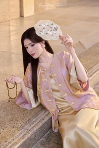 Elegant Silk Blouse Style Inspiration: Minimalist Feminine Fashion Featuring Lyly Luta for a Chic and Timeless Look-2
