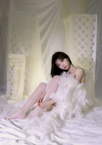 Elegant Art Photography: YiTuYu Art Language Vol.9170 Featuring Lan Lan in a Dreamy White Feather Aesthetic (38 High-Quality Images)-4