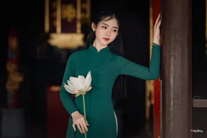 Timeless Elegance in Emerald Green Ao Dai-1