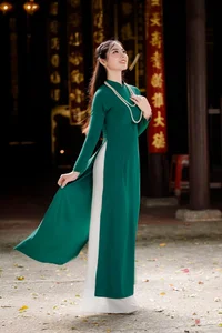 Timeless Elegance in Emerald Green Ao Dai-4