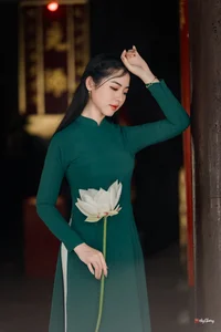 Timeless Elegance in Emerald Green Ao Dai-7