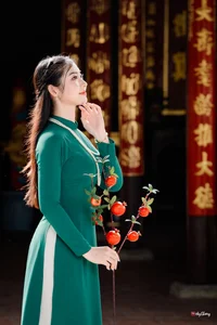 Timeless Elegance in Emerald Green Ao Dai-5