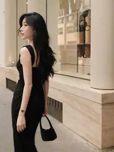 Elegant Black Dress: Modern Muse Captivating All Eyes on the Street-2