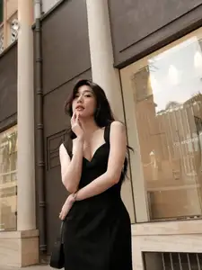 Elegant Black Dress: Modern Muse Captivating All Eyes on the Street-4