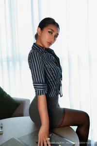 Sophisticated Office Style and Captivating Charisma of Fe - XiuRen No.10670 FE-1