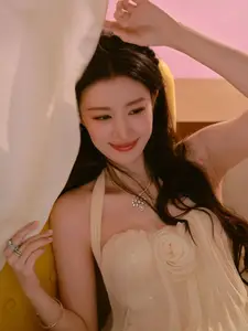 Wang Churan: Dreamy Beauty by the Sunset Window, Captivating Ethereal Moment-2