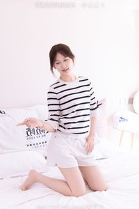 BoBoSocks Chinese Model No.556 Xiangcai: Youthful Casual Style with Striped Top, Shorts, Canvas Shoes & White Socks-1