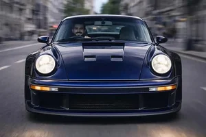 Singer Vehicle Design Porsche 911 "Sorcerer": A 700HP Fantasia Blue Masterpiece Reimagining the Classic 964 Generation for Ultimate Performance.-4