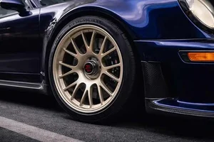 Singer Vehicle Design Porsche 911 "Sorcerer": A 700HP Fantasia Blue Masterpiece Reimagining the Classic 964 Generation for Ultimate Performance.-3