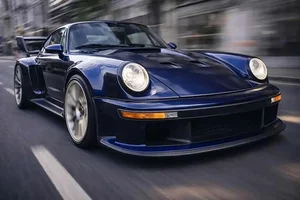 Singer Vehicle Design Porsche 911 "Sorcerer": A 700HP Fantasia Blue Masterpiece Reimagining the Classic 964 Generation for Ultimate Performance.-8