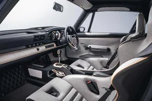 Singer Vehicle Design Porsche 911 "Sorcerer": A 700HP Fantasia Blue Masterpiece Reimagining the Classic 964 Generation for Ultimate Performance.-7