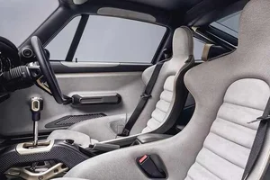 Singer Vehicle Design Porsche 911 "Sorcerer": A 700HP Fantasia Blue Masterpiece Reimagining the Classic 964 Generation for Ultimate Performance.-12