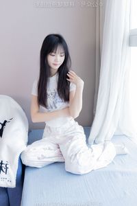 BoBoSocks: Elegant Chinese Model No.550 in White Sneakers Style-9