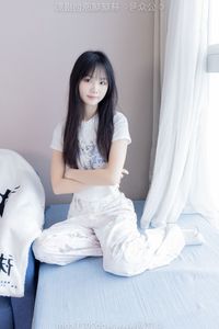 BoBoSocks: Elegant Chinese Model No.550 in White Sneakers Style-18