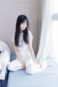 BoBoSocks: Elegant Chinese Model No.550 in White Sneakers Style-20