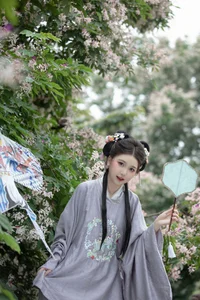 Ethereal Hanfu Beauty in Spring Bloom - YiTuYu Vol.8872 E E Chi Bu Bao-34